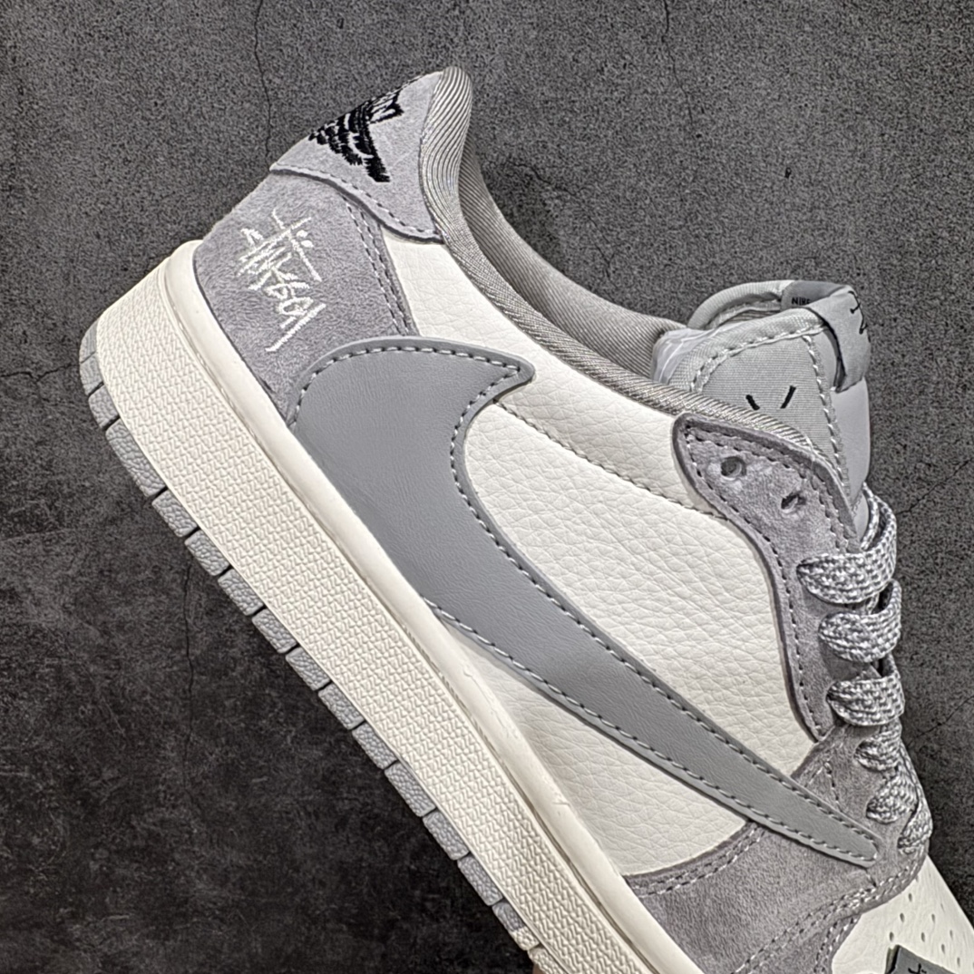 图片[7]-【定制版】Travis Scott x Fragment Design x Air Jordan 1 Low OG SP AJ1 乔1 斯图西联名 窗灰猪八 低帮文化休闲板鞋 SJ2068-132rn#多方联名合作融合了Travis Scott 独特的音乐风格，藤原浩个性的设计风格以及Jordan品牌的经典元素 使其成为一双具有独特身份和价值的鞋子 清新而立体的外观加上联名标识更突出了其独特身份 这种配色方案显示出活力和时尚感 在视觉上引人注目  鞋身的质感和细腻的细节处理使其显得高端而格调十足  这款“倒钩”联名是设计与创意完美结合  融合多方的个性风格是一款备受瞩目的潮流鞋款r 尺码：36 36.5 37.5 38 38.5 39 40 40.5 41 42 42.5 43 44 44.5 45  编码：HXS320340-莆田鞋批发中心