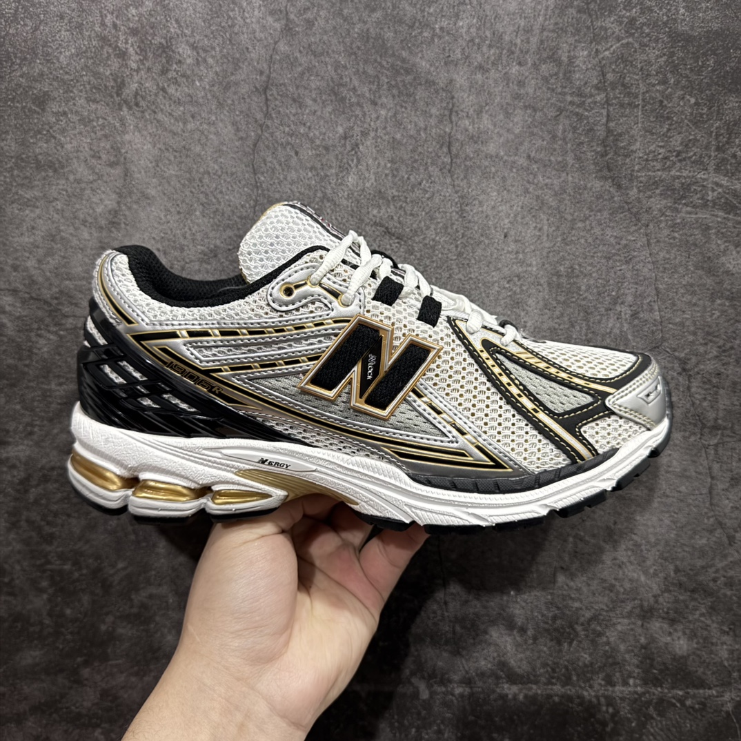 【DT纯原版】New Balance NB1906 复古跑鞋 M1906RAnn全新版本 DT大厂出品n市场第一梯队品质 绝对秒杀市场货n完美版型 正确组合大底 价格一步到位‼️ 全套原楦原纸板原厂数据开发进口三明治网面 原装进口皮料正确绒感卡色正确中底拉帮中底网布细节原厂标裁 带紫光防伪 定制后跟透明水晶模块 冲裁组合大底贴合程度胶水上色把控完美 整洁度挑战全网艺术家 多道序QC把关品质完善 匠心打造 耗时多月开发完成 工艺极其复杂难度可想而知 新开独立私模大底 正确六层组合大底 高端零售专供产物Size：36 37 37.5 38 38.5 39 40 40.5 41 42 42.5 43 44 45 编码：DL260290-莆田鞋批发中心