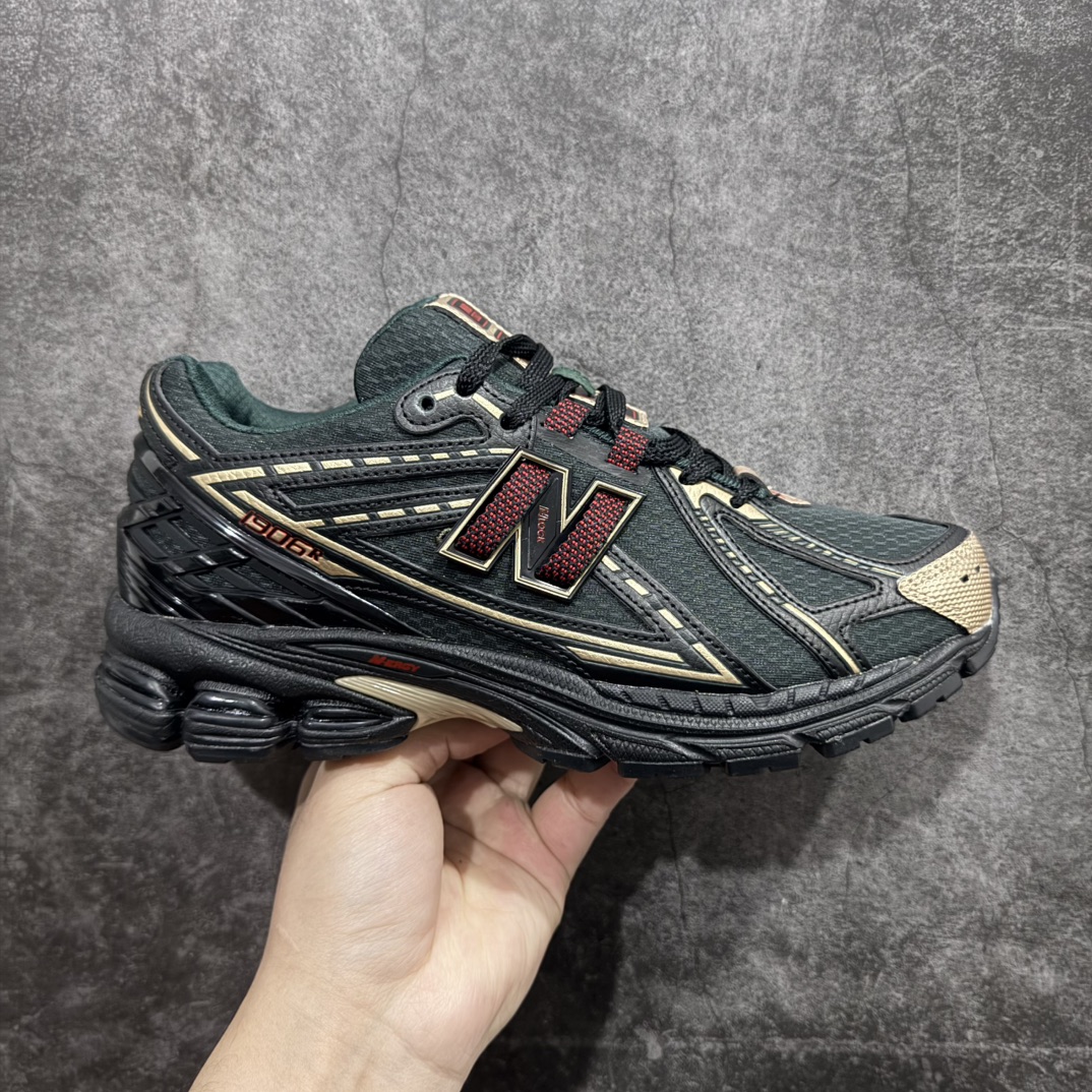 【DT纯原版】New Balance NB1906 复古跑鞋 M1906RKSnn全新版本 DT大厂出品n市场第一梯队品质 绝对秒杀市场货n完美版型 正确组合大底 价格一步到位‼️ 全套原楦原纸板原厂数据开发进口三明治网面 原装进口皮料正确绒感卡色正确中底拉帮中底网布细节原厂标裁 带紫光防伪 定制后跟透明水晶模块 冲裁组合大底贴合程度胶水上色把控完美 整洁度挑战全网艺术家 多道序QC把关品质完善 匠心打造 耗时多月开发完成 工艺极其复杂难度可想而知 新开独立私模大底 正确六层组合大底 高端零售专供产物Size：36 37 37.5 38 38.5 39 40 40.5 41 42 42.5 43 44 45 编码：DL260290-莆田鞋批发中心