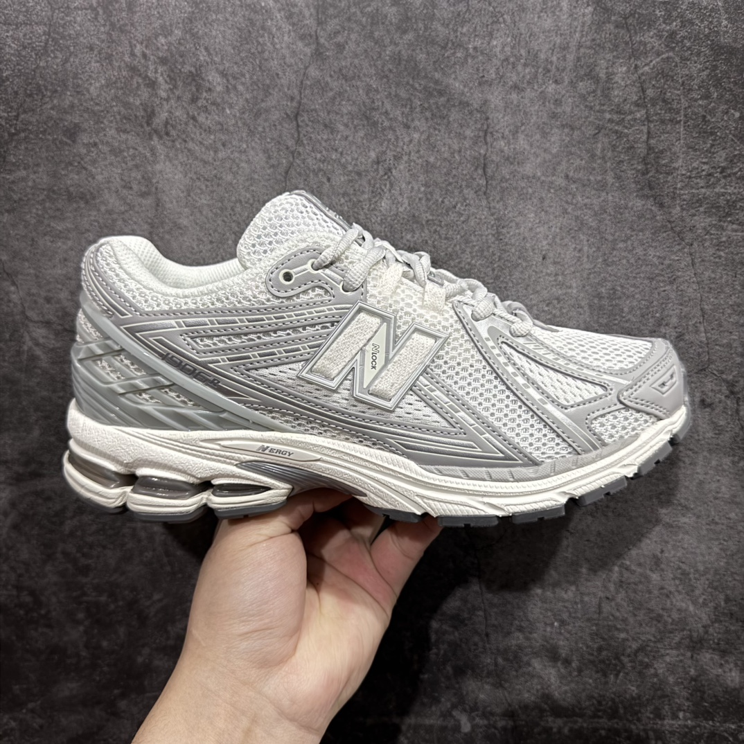 【DT纯原版】New Balance NB1906 复古跑鞋 M1906RJMnn全新版本 DT大厂出品n市场第一梯队品质 绝对秒杀市场货n完美版型 正确组合大底 价格一步到位‼️ 全套原楦原纸板原厂数据开发进口三明治网面 原装进口皮料正确绒感卡色正确中底拉帮中底网布细节原厂标裁 带紫光防伪 定制后跟透明水晶模块 冲裁组合大底贴合程度胶水上色把控完美 整洁度挑战全网艺术家 多道序QC把关品质完善 匠心打造 耗时多月开发完成 工艺极其复杂难度可想而知 新开独立私模大底 正确六层组合大底 高端零售专供产物Size：36 37 37.5 38 38.5 39 40 40.5 41 42 42.5 43 44 45 编码：DL260290-莆田鞋批发中心