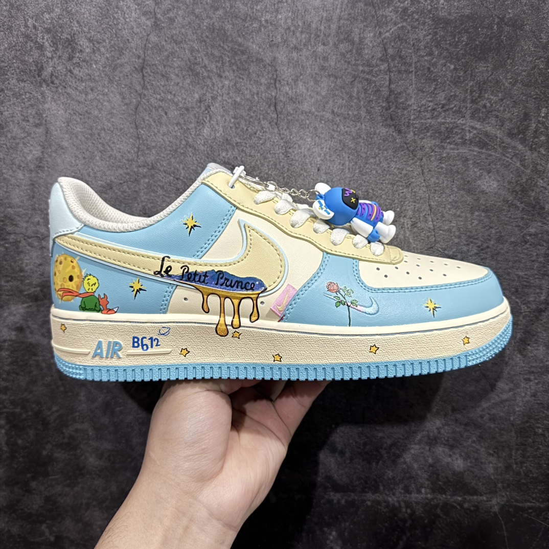 【公司级】Nike Air Force 1 Low “The Little Prince” “小王子”空军一号低帮休闲运动板鞋小王子在地球上遇到了狐狸，狐狸请求小王子驯养它。狐狸告诉小王子，“驯养”就是建立联系，从此彼此变得独一无二。它还说重要的东西眼睛是看不见的，要用心去感受。小王子由此明白了他的玫瑰对他的重要性，尽管世界上有无数朵玫瑰，但他浇灌、呵护的那一朵才是他真正在乎的 货号：XL2321-555 尺码：36 36.5 37.5 38 38.5 39 40 40.5 41 42 42.5 43 44 44.5 45 编码：HXS290300-莆田鞋批发中心