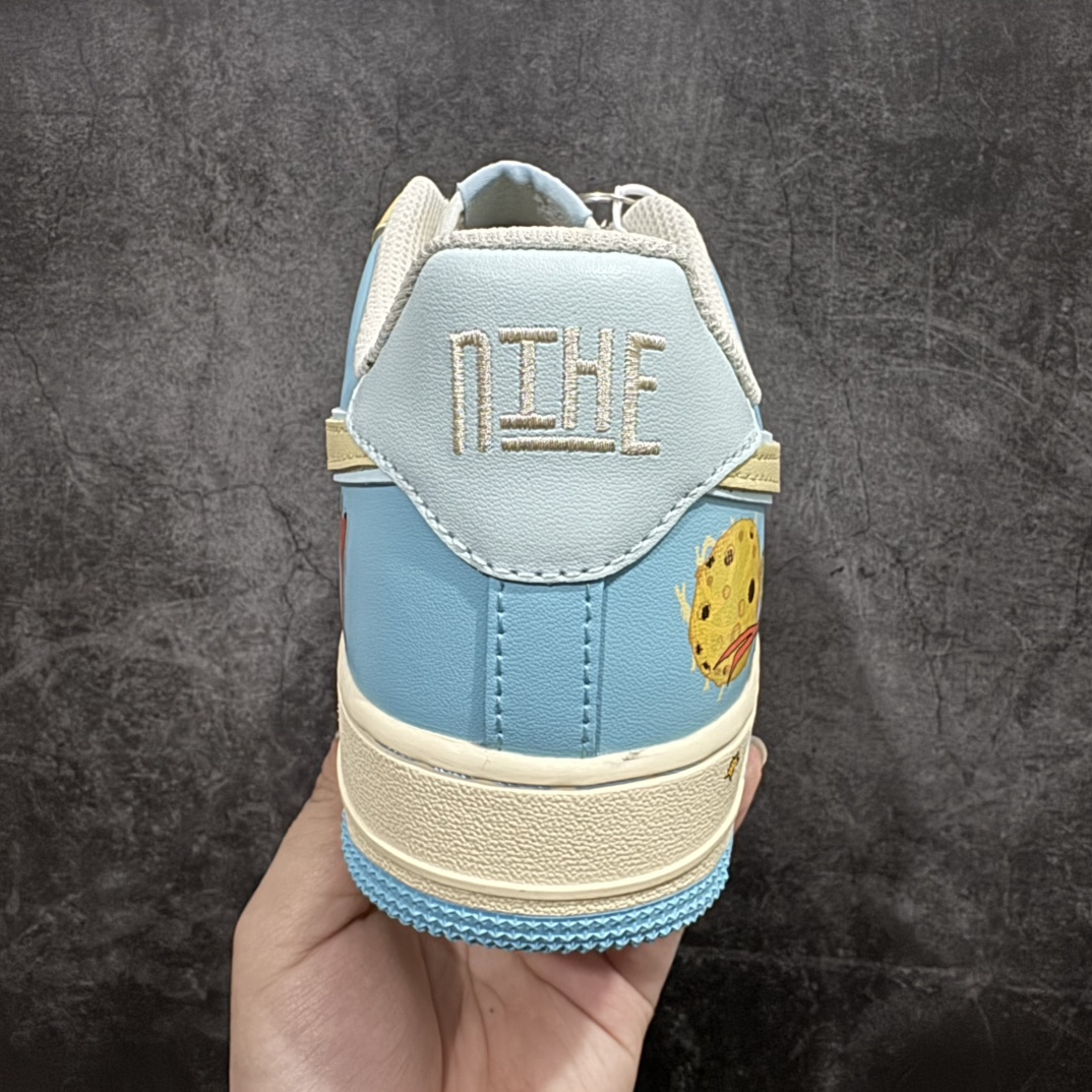 图片[4]-【公司级】Nike Air Force 1 Low “The Little Prince” “小王子”空军一号低帮休闲运动板鞋小王子在地球上遇到了狐狸，狐狸请求小王子驯养它。狐狸告诉小王子，“驯养”就是建立联系，从此彼此变得独一无二。它还说重要的东西眼睛是看不见的，要用心去感受。小王子由此明白了他的玫瑰对他的重要性，尽管世界上有无数朵玫瑰，但他浇灌、呵护的那一朵才是他真正在乎的 货号：XL2321-555 尺码：36 36.5 37.5 38 38.5 39 40 40.5 41 42 42.5 43 44 44.5 45 编码：HXS290300-莆田鞋批发中心