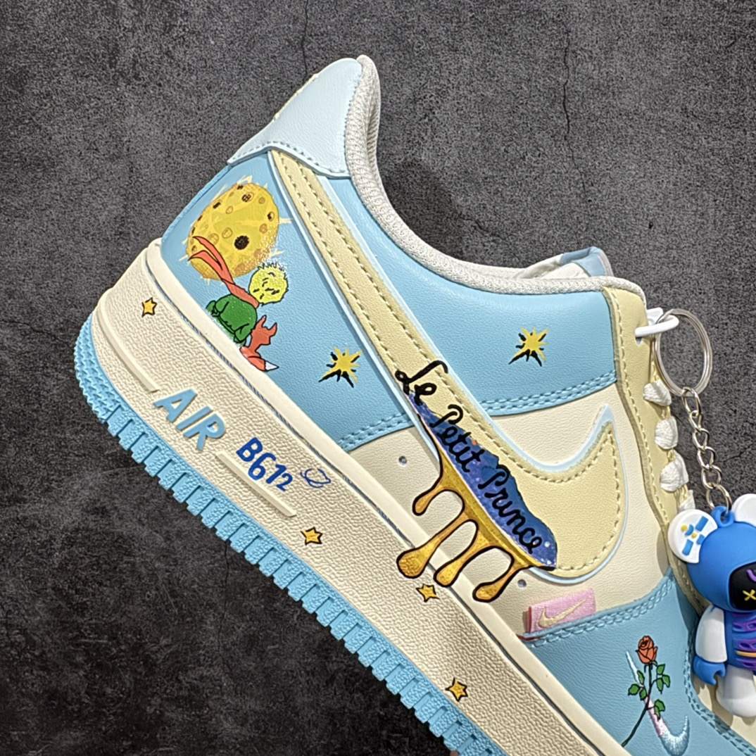 图片[7]-【公司级】Nike Air Force 1 Low “The Little Prince” “小王子”空军一号低帮休闲运动板鞋小王子在地球上遇到了狐狸，狐狸请求小王子驯养它。狐狸告诉小王子，“驯养”就是建立联系，从此彼此变得独一无二。它还说重要的东西眼睛是看不见的，要用心去感受。小王子由此明白了他的玫瑰对他的重要性，尽管世界上有无数朵玫瑰，但他浇灌、呵护的那一朵才是他真正在乎的 货号：XL2321-555 尺码：36 36.5 37.5 38 38.5 39 40 40.5 41 42 42.5 43 44 44.5 45 编码：HXS290300-莆田鞋批发中心