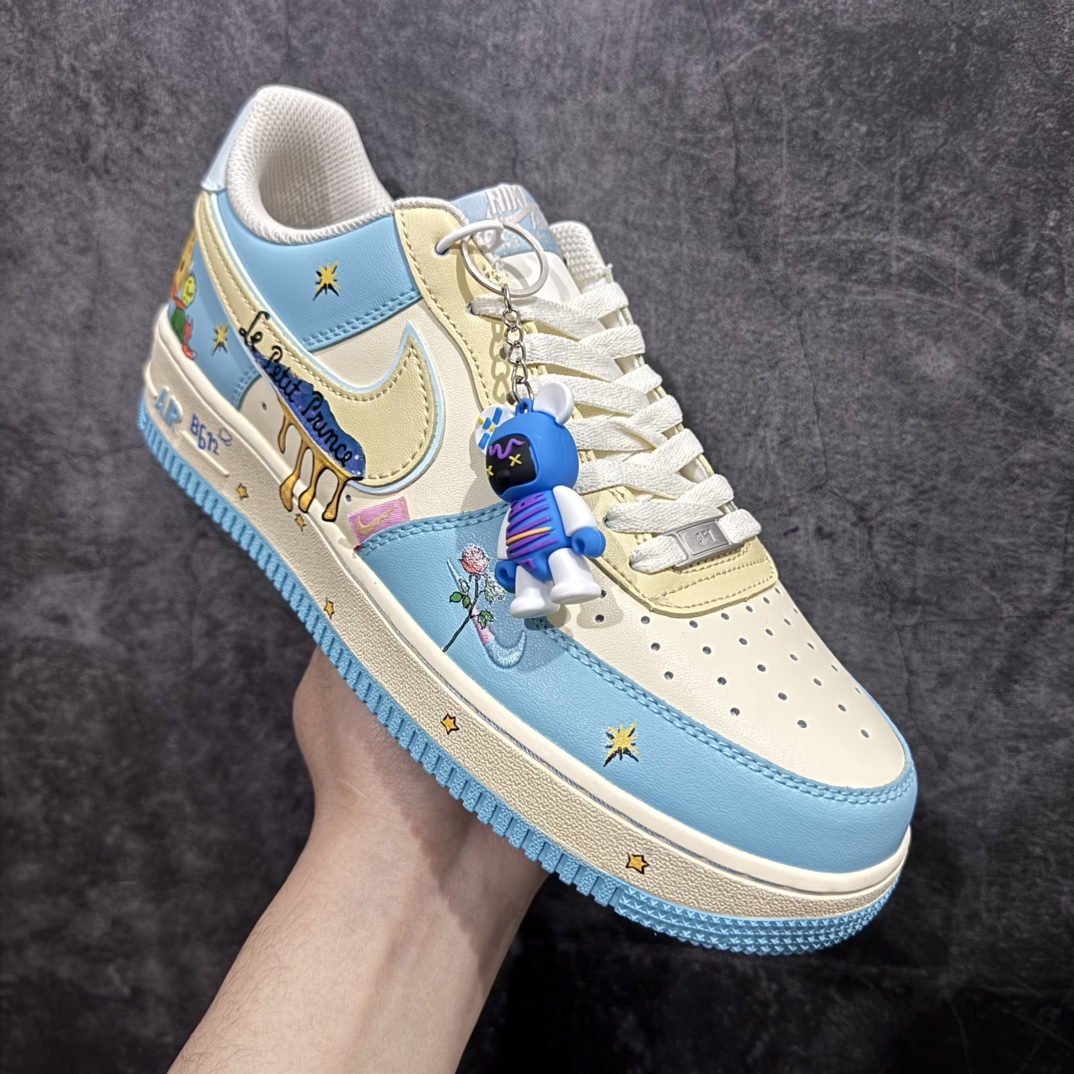 图片[3]-【公司级】Nike Air Force 1 Low “The Little Prince” “小王子”空军一号低帮休闲运动板鞋小王子在地球上遇到了狐狸，狐狸请求小王子驯养它。狐狸告诉小王子，“驯养”就是建立联系，从此彼此变得独一无二。它还说重要的东西眼睛是看不见的，要用心去感受。小王子由此明白了他的玫瑰对他的重要性，尽管世界上有无数朵玫瑰，但他浇灌、呵护的那一朵才是他真正在乎的 货号：XL2321-555 尺码：36 36.5 37.5 38 38.5 39 40 40.5 41 42 42.5 43 44 44.5 45 编码：HXS290300-莆田鞋批发中心