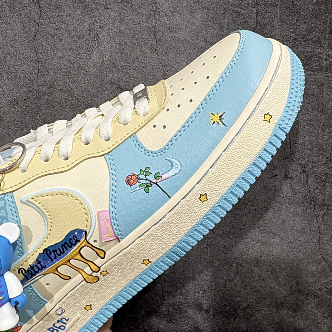 图片[6]-【公司级】Nike Air Force 1 Low “The Little Prince” “小王子”空军一号低帮休闲运动板鞋小王子在地球上遇到了狐狸，狐狸请求小王子驯养它。狐狸告诉小王子，“驯养”就是建立联系，从此彼此变得独一无二。它还说重要的东西眼睛是看不见的，要用心去感受。小王子由此明白了他的玫瑰对他的重要性，尽管世界上有无数朵玫瑰，但他浇灌、呵护的那一朵才是他真正在乎的 货号：XL2321-555 尺码：36 36.5 37.5 38 38.5 39 40 40.5 41 42 42.5 43 44 44.5 45 编码：HXS290300-莆田鞋批发中心