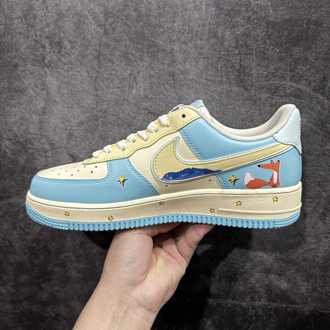 图片[2]-【公司级】Nike Air Force 1 Low “The Little Prince” “小王子”空军一号低帮休闲运动板鞋小王子在地球上遇到了狐狸，狐狸请求小王子驯养它。狐狸告诉小王子，“驯养”就是建立联系，从此彼此变得独一无二。它还说重要的东西眼睛是看不见的，要用心去感受。小王子由此明白了他的玫瑰对他的重要性，尽管世界上有无数朵玫瑰，但他浇灌、呵护的那一朵才是他真正在乎的 货号：XL2321-555 尺码：36 36.5 37.5 38 38.5 39 40 40.5 41 42 42.5 43 44 44.5 45 编码：HXS290300-莆田鞋批发中心