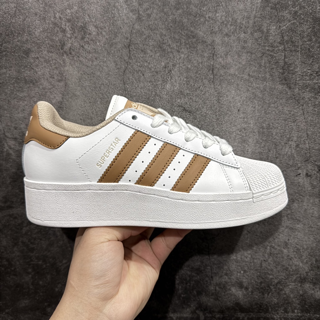 【公司级】Adidas Originals SUPERSTAR XLG Wn厚底贝壳头经典板鞋 公司级版本当您认为adidas Superstar鞋款再大胆不过时n这双鞋将70年代的经典运动鞋演绎成了现代时尚n标志性的锯齿状三条纹使放大的比例和同样大的宣言变得显而易见n全皮革鞋面忠实于其复古根源n同时重新设计轮廓以保持新鲜感n当贝壳趾引领时 自信地迈出每一步 官方货号: IE0762 Size：35.5 36 36.5 37.5 38 38.5 39 40 40.5 41 42 42.5 43 44 45 编码：XN200220-莆田鞋批发中心