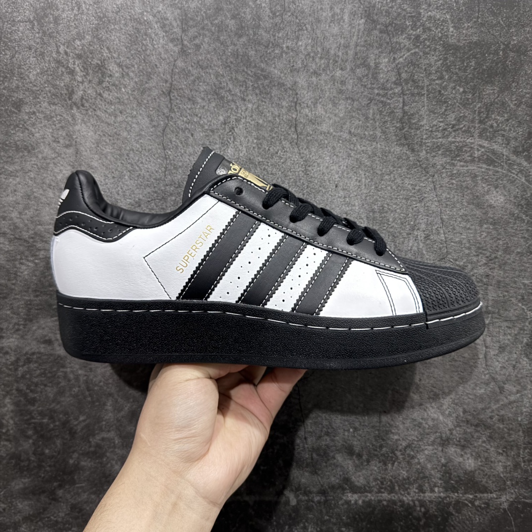 【公司级】Adidas Originals SUPERSTAR XLG Wn厚底贝壳头经典板鞋 公司级版本当您认为adidas Superstar鞋款再大胆不过时n这双鞋将70年代的经典运动鞋演绎成了现代时尚n标志性的锯齿状三条纹使放大的比例和同样大的宣言变得显而易见n全皮革鞋面忠实于其复古根源n同时重新设计轮廓以保持新鲜感n当贝壳趾引领时 自信地迈出每一步 官方货号: IE8409 Size：35.5 36 36.5 37.5 38 38.5 39 40 40.5 41 42 42.5 43 44 45 编码：XN200220-莆田鞋批发中心