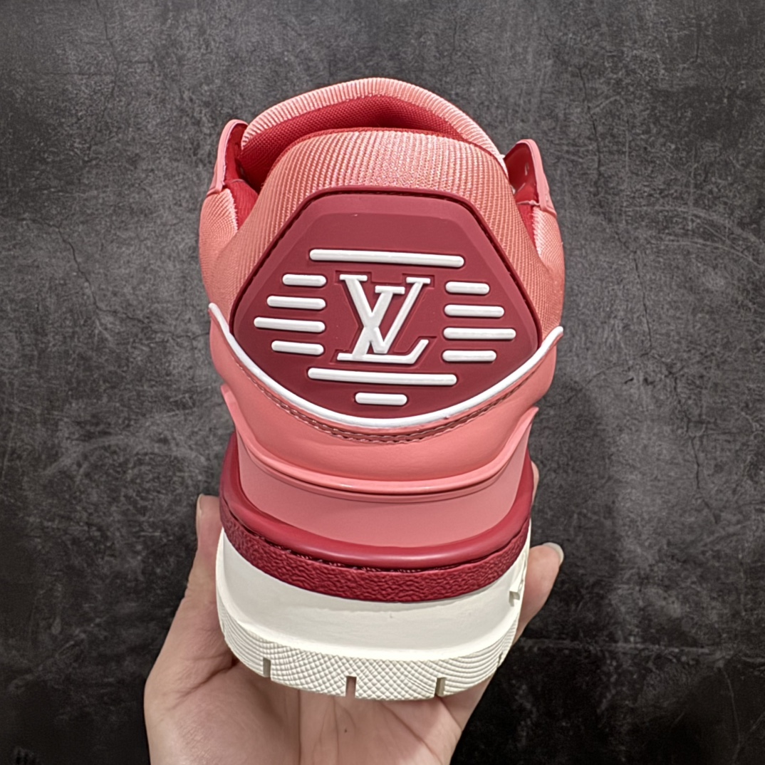 图片[4]-【广东纯原版本】广东原产驴家 LV Louis Vuitton Trainer Maxi 小胖丁系列面包鞋驴牌23款男士时装走秀款 官方最新批次原盒n原版购入开发历时半年开发打造正式开始出货 原版完美楦型 无限调试达到还原99% 鞋面独家订制细柔小牛皮厚实织物鞋带 大底TPU 面包鞋路易威登 Lv 可识别扣子串珠nTrainer备受瞩目 火热面包鞋再次拉满流量各地网红上脚 立体饱满的彩色面包鞋身超大版型重新诠释了 Virgil Abloh大热nLv 运动时装鞋 私模Tpu大底三色组合厚底 完美增高4-5cmn#升级厚实抽屉礼品鞋盒及包装说明书防尘布袋物件(附送官方快递加固彩色涂鸦包装大礼盒!!)#采用细柔小牛皮革与丝绸头层皮鞋面材质#鞋垫嵌入加厚软感EVA物料#后跟耐弯折滴塑支撑片#全新开发TPU光泽组合隔色鞋底❗n Size：35 36 37 38 39 40 41 42 43 44 45 编码：HH460520-莆田鞋批发中心