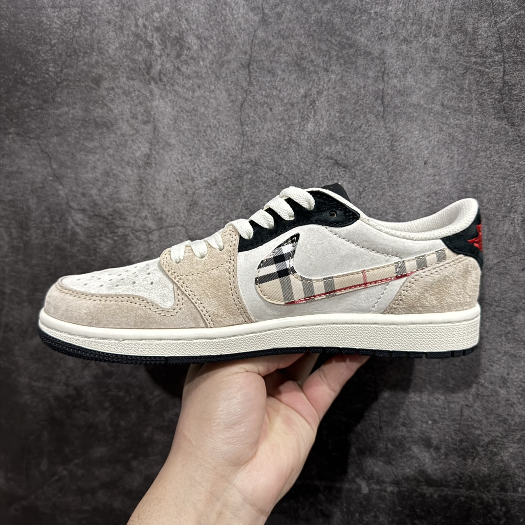 图片[2]-【定制版】海外爆款限量发售！公司级 Travis Scott x Fragment Design x Jordan Air Jordan 1 Low OG SP  “巴宝莉联名——米棕方格”  多方联名合作融合了Travis Scott 独特的音乐风格，藤原浩个性的设计风格以及Jordan品牌的经典元素 使其成为一双具有独特身份和价值的鞋子 清新而立体的外观加上联名标识更突出了其独特身份 这种配色方案显示出活力和时尚感 在视觉上引人注目  鞋身的质感和细腻的细节处理使其显得高端而格调十足  这款“倒钩”联名是设计与创意完美结合  融合多方的个性风格是一款备受瞩目的潮流鞋款  低帮休闲板鞋 定制鞋盒 大厂纯原品质出货 超高清洁度 皮料切割干净无任何毛边 细节完美 货号:DM7866-049n Size:36 36.5 37.5 38 38.5 39 40 40.5 41 42 42.5 43 44 44.5 45 编码：HXS320340-莆田鞋批发中心