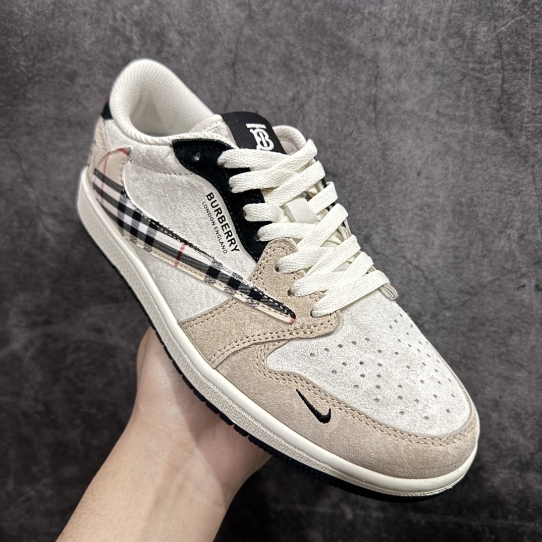 图片[3]-【定制版】海外爆款限量发售！公司级 Travis Scott x Fragment Design x Jordan Air Jordan 1 Low OG SP  “巴宝莉联名——米棕方格”  多方联名合作融合了Travis Scott 独特的音乐风格，藤原浩个性的设计风格以及Jordan品牌的经典元素 使其成为一双具有独特身份和价值的鞋子 清新而立体的外观加上联名标识更突出了其独特身份 这种配色方案显示出活力和时尚感 在视觉上引人注目  鞋身的质感和细腻的细节处理使其显得高端而格调十足  这款“倒钩”联名是设计与创意完美结合  融合多方的个性风格是一款备受瞩目的潮流鞋款  低帮休闲板鞋 定制鞋盒 大厂纯原品质出货 超高清洁度 皮料切割干净无任何毛边 细节完美 货号:DM7866-049n Size:36 36.5 37.5 38 38.5 39 40 40.5 41 42 42.5 43 44 44.5 45 编码：HXS320340-莆田鞋批发中心