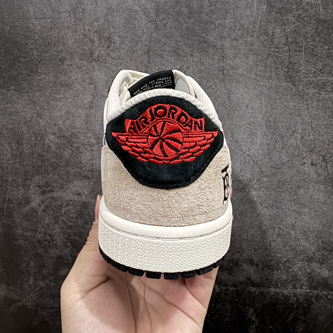 图片[4]-【定制版】海外爆款限量发售！公司级 Travis Scott x Fragment Design x Jordan Air Jordan 1 Low OG SP  “巴宝莉联名——米棕方格”  多方联名合作融合了Travis Scott 独特的音乐风格，藤原浩个性的设计风格以及Jordan品牌的经典元素 使其成为一双具有独特身份和价值的鞋子 清新而立体的外观加上联名标识更突出了其独特身份 这种配色方案显示出活力和时尚感 在视觉上引人注目  鞋身的质感和细腻的细节处理使其显得高端而格调十足  这款“倒钩”联名是设计与创意完美结合  融合多方的个性风格是一款备受瞩目的潮流鞋款  低帮休闲板鞋 定制鞋盒 大厂纯原品质出货 超高清洁度 皮料切割干净无任何毛边 细节完美 货号:DM7866-049n Size:36 36.5 37.5 38 38.5 39 40 40.5 41 42 42.5 43 44 44.5 45 编码：HXS320340-莆田鞋批发中心