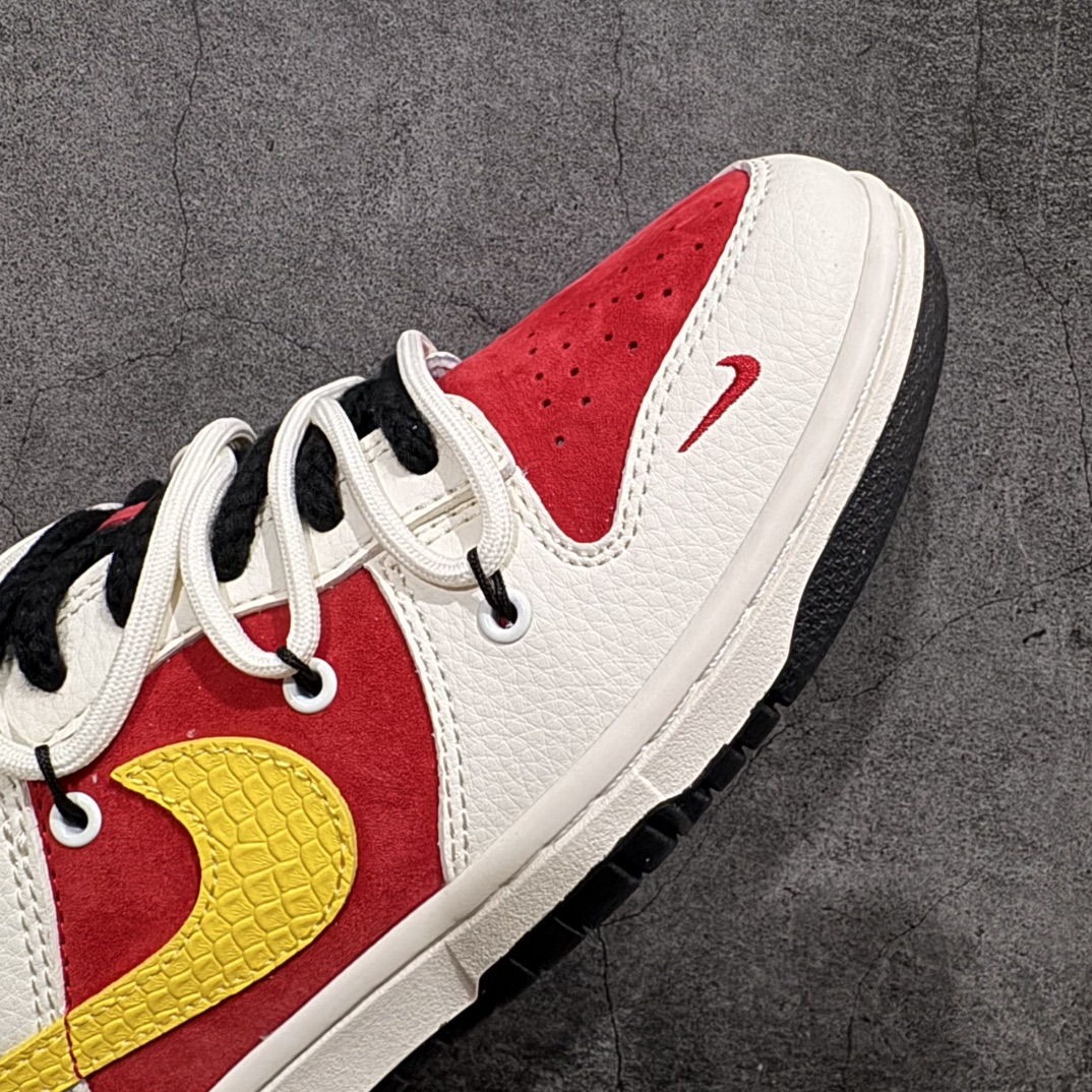 图片[6]-【定制版】海外爆款限量发售 Nike SB Dunk Low“蛇年系列——米红黄勾” 周年高端定制 低帮休闲板鞋 定制鞋盒 大厂纯原品质出货 超高清洁度 皮料切割干净无任何毛边 细节完美货号：YX5066-265nSize:36 36.5 37.5 38 36.5 39 40 40.5 41 42 42.5 43 44 44.5 45 编码：HXS340360-莆田鞋批发中心