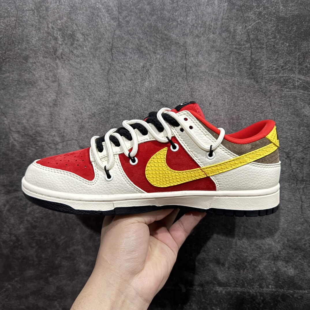 图片[2]-【定制版】海外爆款限量发售 Nike SB Dunk Low“蛇年系列——米红黄勾” 周年高端定制 低帮休闲板鞋 定制鞋盒 大厂纯原品质出货 超高清洁度 皮料切割干净无任何毛边 细节完美货号：YX5066-265nSize:36 36.5 37.5 38 36.5 39 40 40.5 41 42 42.5 43 44 44.5 45 编码：HXS340360-莆田鞋批发中心