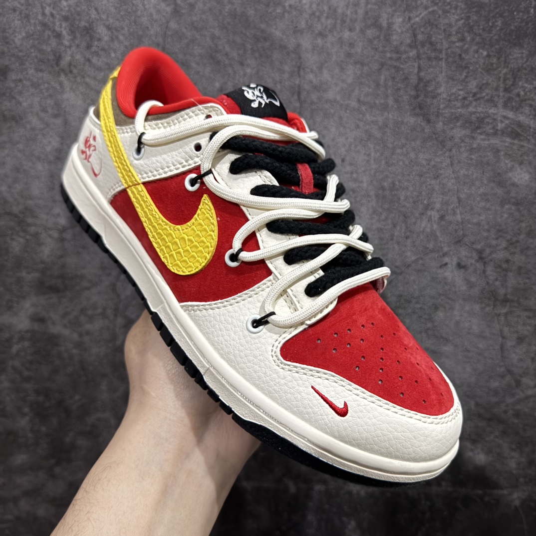 图片[3]-【定制版】海外爆款限量发售 Nike SB Dunk Low“蛇年系列——米红黄勾” 周年高端定制 低帮休闲板鞋 定制鞋盒 大厂纯原品质出货 超高清洁度 皮料切割干净无任何毛边 细节完美货号：YX5066-265nSize:36 36.5 37.5 38 36.5 39 40 40.5 41 42 42.5 43 44 44.5 45 编码：HXS340360-莆田鞋批发中心