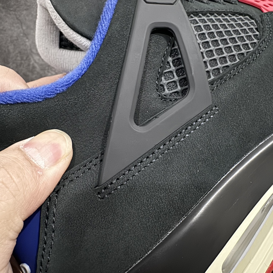 图片[4]-【PK纯原】 Air Jordan 4 Retro \”Lase\” AJ4 乔4黑灰蓝配色 FV5029-003n 全套原纸板楦头开发 原厂特供皮料加持 确保原汁原味 完美呈现四代版型 一比一鞋头弧度高度鞋身弧度 数据细节工艺流程均保持原鞋一致 原厂TPU网格鞋带扣 正确内里网布 菱角分明不变形无多余毛边 柔软性质感一致于原鞋 市场唯一原厂鞋扣模具 背面可见隐藏注塑口 原厂织唛标 原厂飞人电绣工艺 尾指中部跳三针 独家绑鞋带手法 印刷中底布 四线拉帮 米色美纹纸贴合固定 进口港宝加持 后跟自然饱满 全鞋荧光划线卡点 追求极致完美 每一双都是工艺品 多重QC质检 超越公司货的品控标准 实实在在的免检产品 rn采用经典的黑色、蓝色和中性灰色为配色方案，以白色皮革鞋面，鞋头采用中性灰色覆面，鞋眼、中底、鞋跟片和鞋舌上的Jumpman标志均采用军蓝色撞色设计，最后以黑色、蓝色和灰色橡胶外底，鞋跟搭配白色“Nike Air”Logo完善设计。r 尺码：40 40.5 41 42 42.5 43 44 44.5 45 46 47.5 48.5 49 50.5 编码：T440460-莆田鞋批发中心