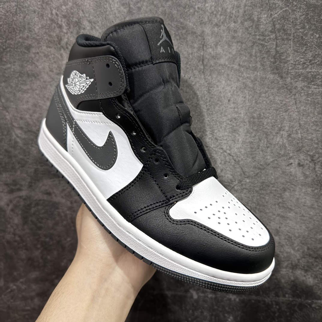 图片[3]-【DT纯原】Air Jordan AJ1 Mid 中帮 深灰黑白 DQ8426-001nn终端优势供应 市面中低帮最具代表性版本没有之一 口碑大厂出品 品控大底版型不断改良更新 全套原纸板楦头开发 确保原汁原味 完美呈现版型 完美零毛边处理 原厂内置全掌气垫 价格定位良心 平台专用代工流水线出品 一眼公司既视感 拿到手的一瞬间就与众不同 碾压市面所有版本 全部原鞋开发 每一个配色都会采购原鞋确认细节 打破市面看图做货无好货之说SIZE：40-46 含半码 编码：DT300310-莆田鞋批发中心