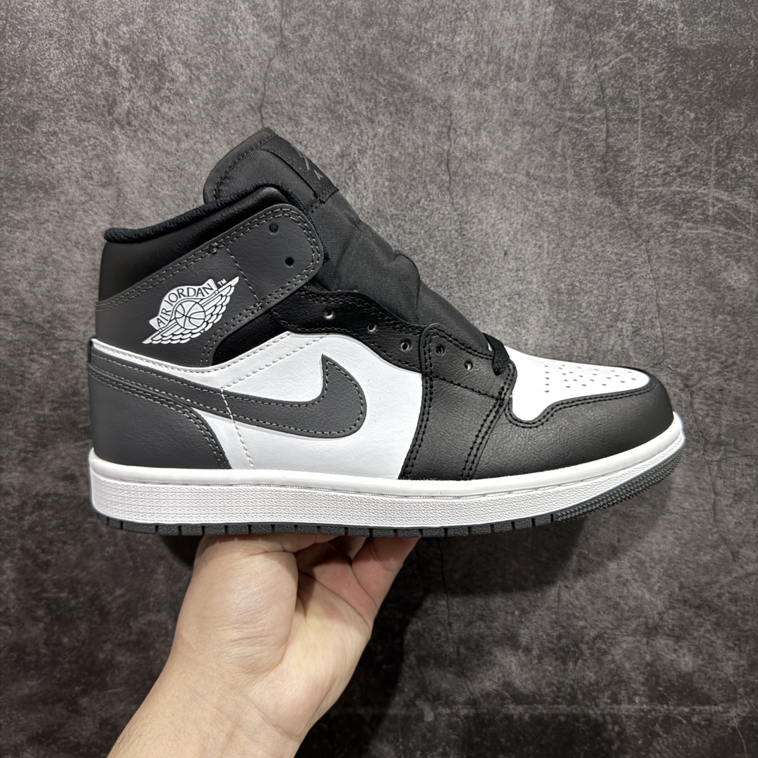 【DT纯原】Air Jordan AJ1 Mid 中帮 深灰黑白 DQ8426-001nn终端优势供应 市面中低帮最具代表性版本没有之一 口碑大厂出品 品控大底版型不断改良更新 全套原纸板楦头开发 确保原汁原味 完美呈现版型 完美零毛边处理 原厂内置全掌气垫 价格定位良心 平台专用代工流水线出品 一眼公司既视感 拿到手的一瞬间就与众不同 碾压市面所有版本 全部原鞋开发 每一个配色都会采购原鞋确认细节 打破市面看图做货无好货之说SIZE：40-46 含半码 编码：DT300310-莆田鞋批发中心