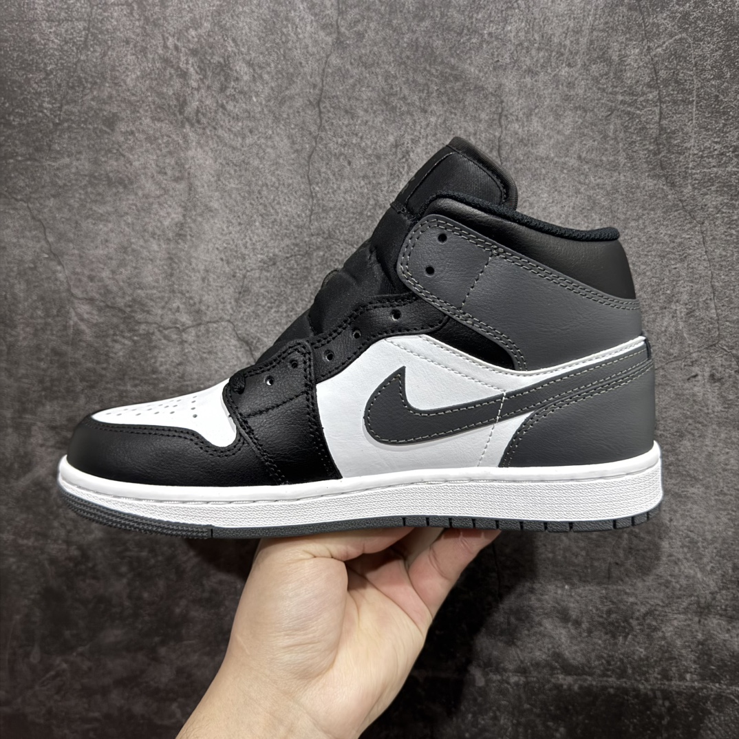 图片[2]-【DT纯原】Air Jordan AJ1 Mid 中帮 深灰黑白 DQ8426-001nn终端优势供应 市面中低帮最具代表性版本没有之一 口碑大厂出品 品控大底版型不断改良更新 全套原纸板楦头开发 确保原汁原味 完美呈现版型 完美零毛边处理 原厂内置全掌气垫 价格定位良心 平台专用代工流水线出品 一眼公司既视感 拿到手的一瞬间就与众不同 碾压市面所有版本 全部原鞋开发 每一个配色都会采购原鞋确认细节 打破市面看图做货无好货之说SIZE：40-46 含半码 编码：DT300310-莆田鞋批发中心