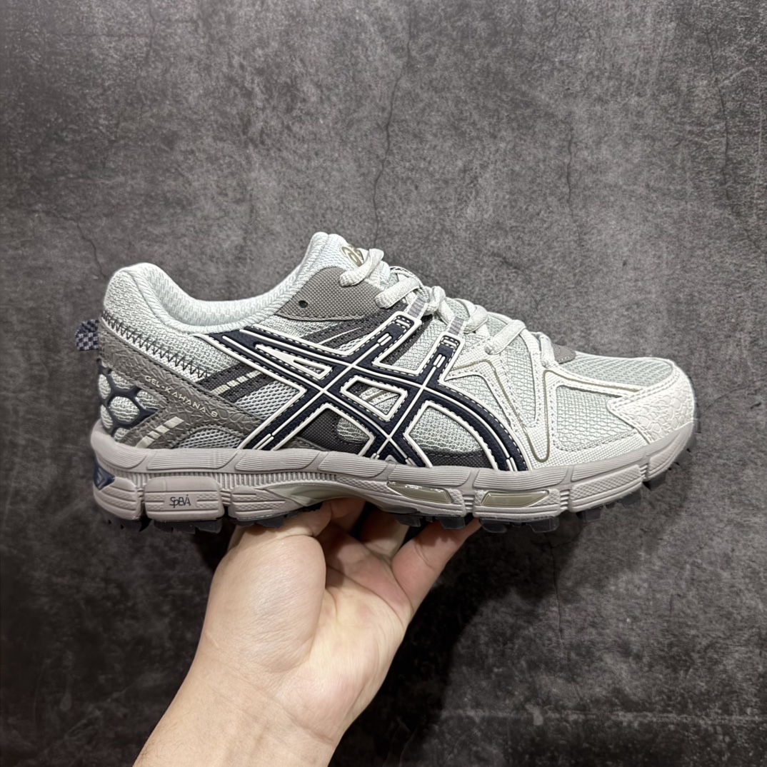 【纯原PB版本】ASICS GEL-KAHANA K8 亚瑟士越野跑步鞋抓地稳定运动鞋缓震耐磨跑鞋GEL-KAHANA系列为实用级越野跑鞋 融合机能和户外潮流强势回归 核心科技GEL内置于后跟 配合SPEVA弹性中底 减轻落地时地面对脚部的冲击力 中底内侧DYNAMIC DUOMAX 双密度防倾斜装置和中足补强结构 以及后跟几何形状构造 多方面支撑保护 AHAR耐磨橡胶大底 配合沟槽纹路设计 增强抓地力 后足GEL缓冲系统 减轻冲击时的冲击 实现平稳过渡 Trusstic系统 减少鞋底的重量 同时保留了鞋子结构的完整性 尺码：36 37 37.5 38 39 39.5 40 40.5 41.5 42 42.5 43.5 44 44.5 45 编码：KJ230250-莆田鞋批发中心