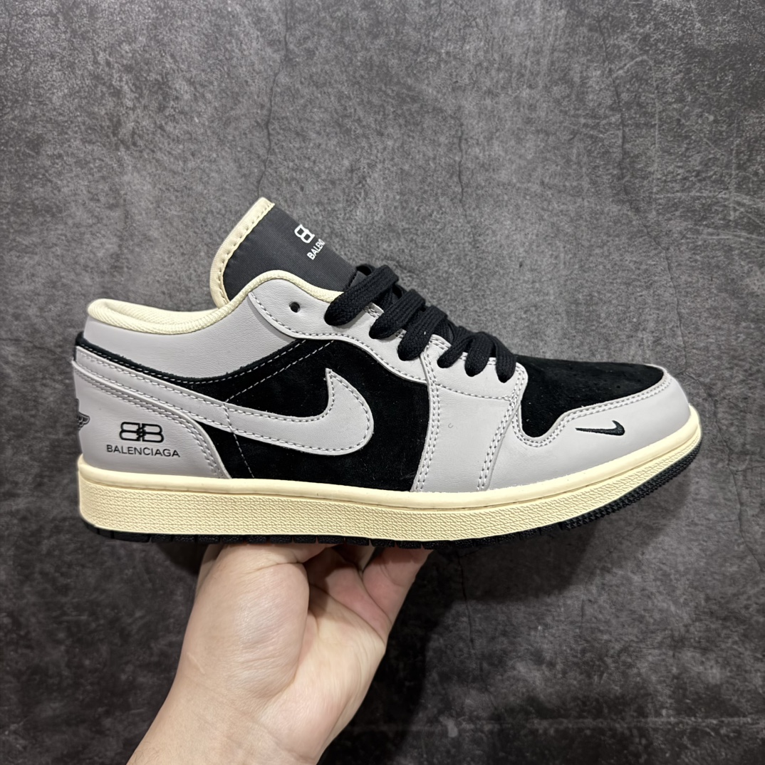 【定制版】Air Jordan 1 Retro Low x Balenciaga 灰黑小钩n官方同步新色 原装级产物n拒绝公底 立体鞋型 细节完美 高清洁度购置公司同步原材料 原汁原味 忠于原版 货号：XX2416 016n码数：36 36.5 37.5 38 38.5 39 40 40.5 41 42 42.5 43 44 44.5 45 编码：CC280300-莆田鞋批发中心