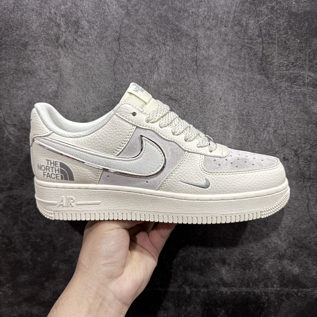 【公司级】Nike Air Force 1 Low 07 x The North Face 白灰小钩满天星n原楦头原纸板 打造纯正低帮空军版型 专注外贸渠道 全掌内置蜂窝气垫原盒配件 原厂中底钢印、拉帮完美官方货号：QY6818 551 Size：36 36.5 37.5 38 38.5 39 40 40.5 41 42 42.5 43 44 44.5 45 编码：CC280300-莆田鞋批发中心