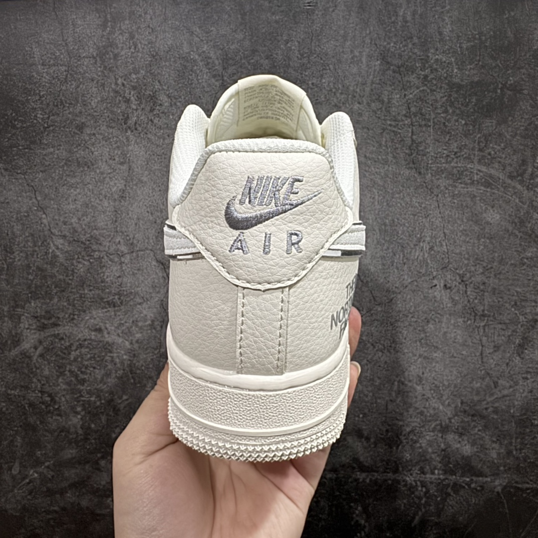 图片[3]-【公司级】Nike Air Force 1 Low 07 x The North Face 白灰小钩满天星n原楦头原纸板 打造纯正低帮空军版型 专注外贸渠道 全掌内置蜂窝气垫原盒配件 原厂中底钢印、拉帮完美官方货号：QY6818 551 Size：36 36.5 37.5 38 38.5 39 40 40.5 41 42 42.5 43 44 44.5 45 编码：CC280300-莆田鞋批发中心