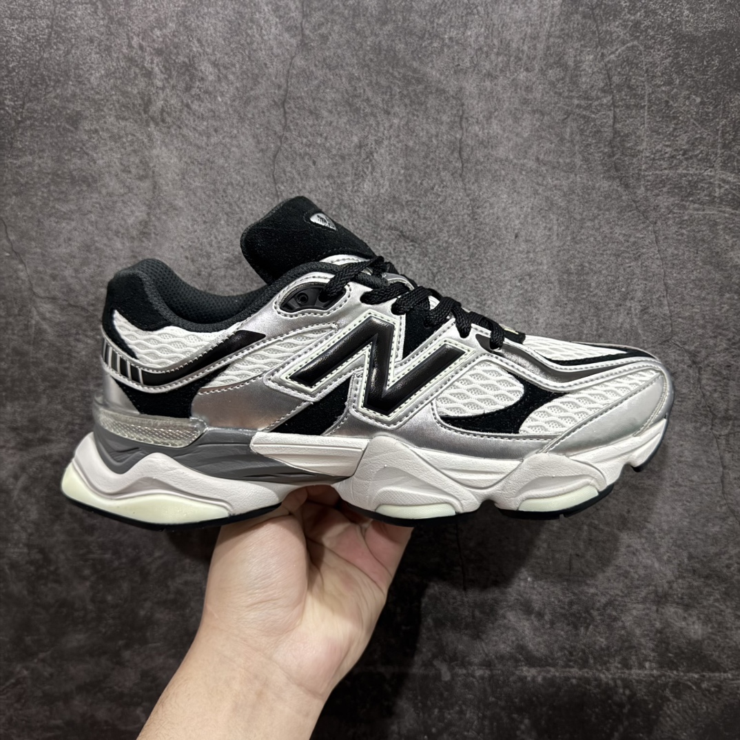 【纯原版】 New Balance NB9060 联名款 复古休闲运动慢跑鞋 白蓝色 U9060SPn 全套原楦原纸板原厂数据开发 进口三明治网面 原装进口翻毛皮料正确绒感卡色 正确中底拉帮中底网布细节 原厂标裁 带紫光防伪 定制后跟透明水晶模块 冲裁组合 大底贴合程度胶水上色把控完美 整洁度挑战全网艺术家 多道序QC把关品质完善 匠心打造 耗时两个月开发完成 工艺极其复杂难度可想而知 新开独立私模大底 全网唯一正确六层组合大底 高端零售专供产物Size：36 37 37.5 38 38.5 39 40 40.5 41 42 42.5 43 44 45 46.5 编码：JP270300-莆田鞋批发中心