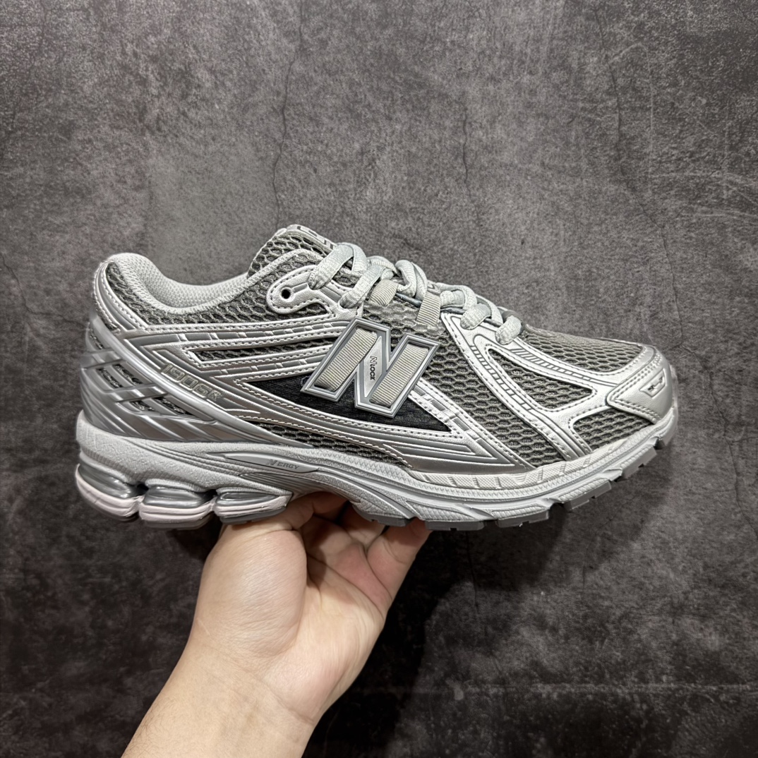 【DT纯原版】New Balance NB1906 复古跑鞋 M1906REHnn全新版本 DT大厂出品n市场第一梯队品质 绝对秒杀市场货n完美版型 正确组合大底 价格一步到位‼️ 全套原楦原纸板原厂数据开发进口三明治网面 原装进口皮料正确绒感卡色正确中底拉帮中底网布细节原厂标裁 带紫光防伪 定制后跟透明水晶模块 冲裁组合大底贴合程度胶水上色把控完美 整洁度挑战全网艺术家 多道序QC把关品质完善 匠心打造 耗时多月开发完成 工艺极其复杂难度可想而知 新开独立私模大底 正确六层组合大底 高端零售专供产物Size：36 37 37.5 38 38.5 39 40 40.5 41 42 42.5 43 44 45 编码：DL260290-莆田鞋批发中心