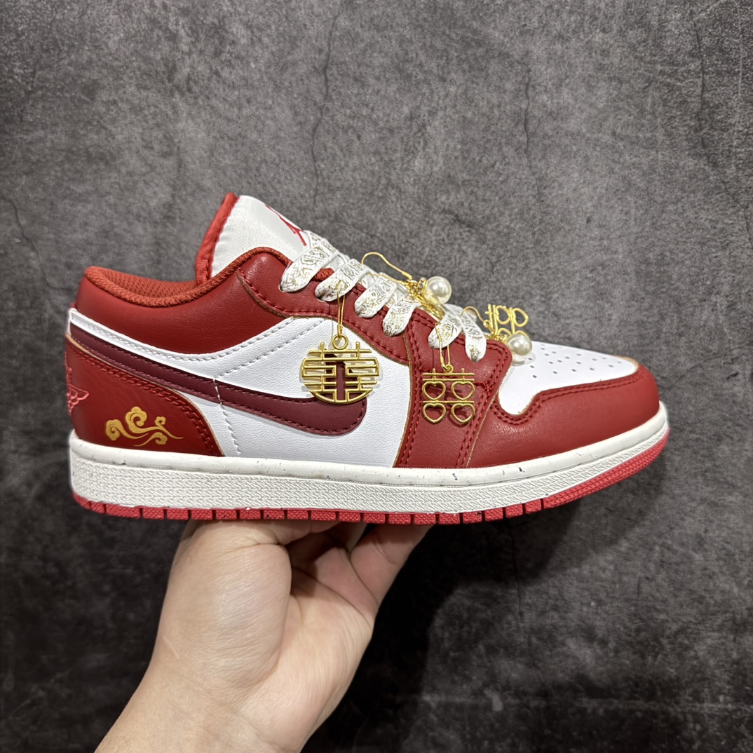 【纯原礼盒版本】NK Dunk Low 低帮婚鞋双喜流苏 货号：FJ4555-100nn该定制版球鞋选用原鞋款为Dunk SB系列球鞋，灵感来自中式婚庆，保留原鞋灰白红基调的基础上，叠加红色丝绒鞋带、增加整体的质感。配饰有双喜金属小挂件，再次呼应主题，呈现出中式婚礼的喜庆、庄重、雅致！鞋面金属挂件及鞋头喜字均可拆卸，同时满足婚庆和日常穿搭需求。本产品所有图片均为实物拍摄，受环境、设备影响会存在微小的色彩差异。定制球鞋均为纯手工定制，满足日常穿戴需求，穿着过程尽量避免剧烈运动和锐物划伤、避免使用高浓度的有机溶剂进行擦洗。n 尺码：35.5 36 36.5 37.5 38 38.5 39 40 40.5 41 42 42.5 43 44 44.5 45 46 编码：XZ330350-莆田鞋批发中心