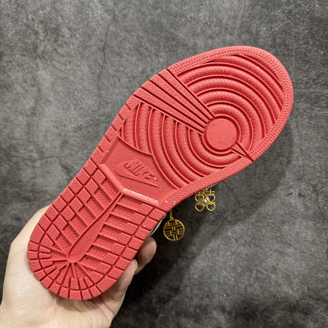 图片[9]-【纯原礼盒版本】NK Dunk Low 低帮婚鞋双喜流苏 货号：FJ4555-100nn该定制版球鞋选用原鞋款为Dunk SB系列球鞋，灵感来自中式婚庆，保留原鞋灰白红基调的基础上，叠加红色丝绒鞋带、增加整体的质感。配饰有双喜金属小挂件，再次呼应主题，呈现出中式婚礼的喜庆、庄重、雅致！鞋面金属挂件及鞋头喜字均可拆卸，同时满足婚庆和日常穿搭需求。本产品所有图片均为实物拍摄，受环境、设备影响会存在微小的色彩差异。定制球鞋均为纯手工定制，满足日常穿戴需求，穿着过程尽量避免剧烈运动和锐物划伤、避免使用高浓度的有机溶剂进行擦洗。n 尺码：35.5 36 36.5 37.5 38 38.5 39 40 40.5 41 42 42.5 43 44 44.5 45 46 编码：XZ330350-莆田鞋批发中心