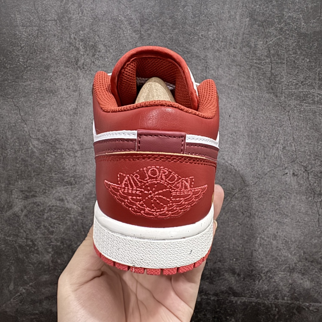 图片[4]-【纯原礼盒版本】NK Dunk Low 低帮婚鞋双喜流苏 货号：FJ4555-100nn该定制版球鞋选用原鞋款为Dunk SB系列球鞋，灵感来自中式婚庆，保留原鞋灰白红基调的基础上，叠加红色丝绒鞋带、增加整体的质感。配饰有双喜金属小挂件，再次呼应主题，呈现出中式婚礼的喜庆、庄重、雅致！鞋面金属挂件及鞋头喜字均可拆卸，同时满足婚庆和日常穿搭需求。本产品所有图片均为实物拍摄，受环境、设备影响会存在微小的色彩差异。定制球鞋均为纯手工定制，满足日常穿戴需求，穿着过程尽量避免剧烈运动和锐物划伤、避免使用高浓度的有机溶剂进行擦洗。n 尺码：35.5 36 36.5 37.5 38 38.5 39 40 40.5 41 42 42.5 43 44 44.5 45 46 编码：XZ330350-莆田鞋批发中心