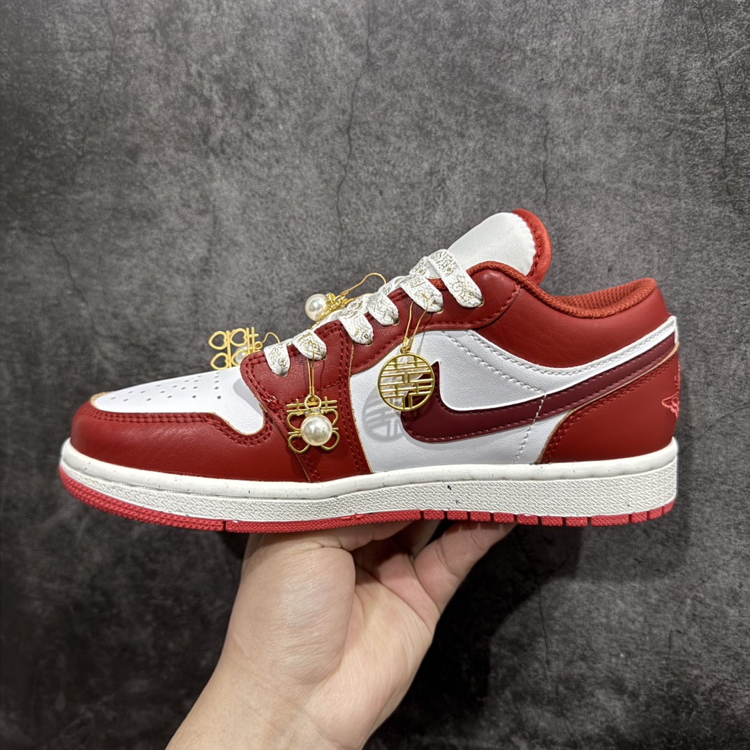 图片[2]-【纯原礼盒版本】NK Dunk Low 低帮婚鞋双喜流苏 货号：FJ4555-100nn该定制版球鞋选用原鞋款为Dunk SB系列球鞋，灵感来自中式婚庆，保留原鞋灰白红基调的基础上，叠加红色丝绒鞋带、增加整体的质感。配饰有双喜金属小挂件，再次呼应主题，呈现出中式婚礼的喜庆、庄重、雅致！鞋面金属挂件及鞋头喜字均可拆卸，同时满足婚庆和日常穿搭需求。本产品所有图片均为实物拍摄，受环境、设备影响会存在微小的色彩差异。定制球鞋均为纯手工定制，满足日常穿戴需求，穿着过程尽量避免剧烈运动和锐物划伤、避免使用高浓度的有机溶剂进行擦洗。n 尺码：35.5 36 36.5 37.5 38 38.5 39 40 40.5 41 42 42.5 43 44 44.5 45 46 编码：XZ330350-莆田鞋批发中心