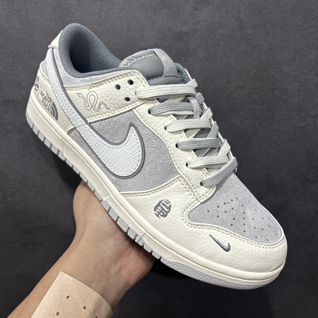 图片[3]-【定制版】Nk SB Dunk Low 北面蛇年系列 米灰灰勾 周年高端定制 低帮休闲板鞋 DM6868-007rn#定制鞋盒 大厂纯原品质出货 超高清洁度 皮料切割干净无任何毛边 细节完美 r 尺码：36 36.5 37.5 38 38.5 39 40 40.5 41 42 42.5 43 44 44.5 45 编码：HXS340360-莆田鞋批发中心