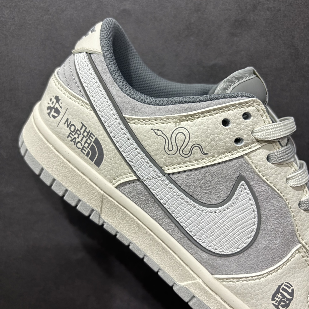 图片[6]-【定制版】Nk SB Dunk Low 北面蛇年系列 米灰灰勾 周年高端定制 低帮休闲板鞋 DM6868-007rn#定制鞋盒 大厂纯原品质出货 超高清洁度 皮料切割干净无任何毛边 细节完美 r 尺码：36 36.5 37.5 38 38.5 39 40 40.5 41 42 42.5 43 44 44.5 45 编码：HXS340360-莆田鞋批发中心