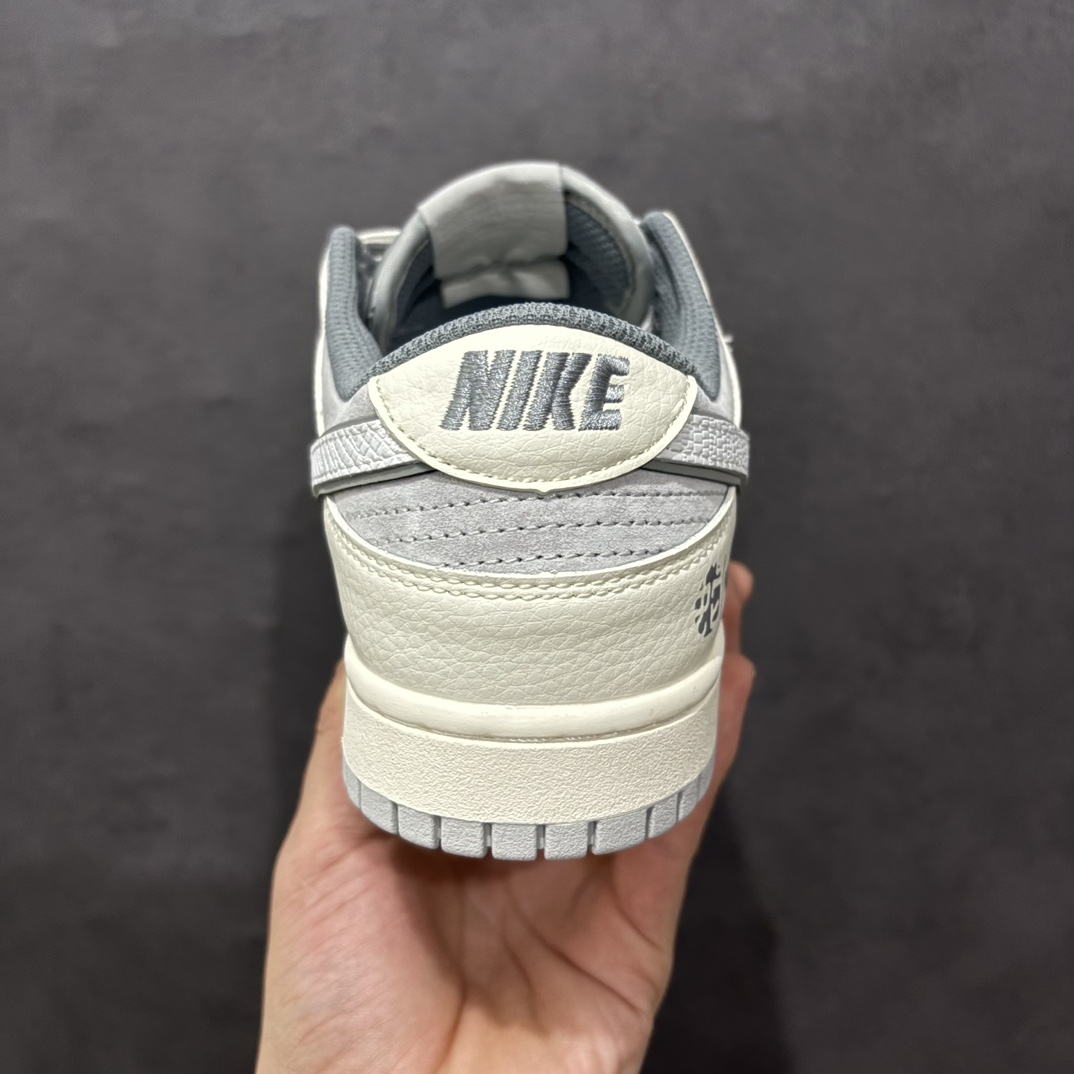 图片[4]-【定制版】Nk SB Dunk Low 北面蛇年系列 米灰灰勾 周年高端定制 低帮休闲板鞋 DM6868-007rn#定制鞋盒 大厂纯原品质出货 超高清洁度 皮料切割干净无任何毛边 细节完美 r 尺码：36 36.5 37.5 38 38.5 39 40 40.5 41 42 42.5 43 44 44.5 45 编码：HXS340360-莆田鞋批发中心