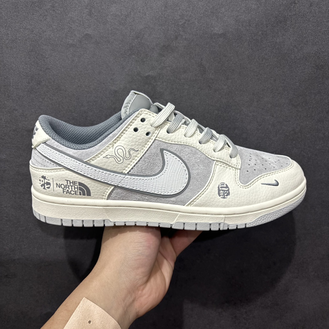 【定制版】Nk SB Dunk Low 北面蛇年系列 米灰灰勾 周年高端定制 低帮休闲板鞋 DM6868-007rn#定制鞋盒 大厂纯原品质出货 超高清洁度 皮料切割干净无任何毛边 细节完美 r 尺码：36 36.5 37.5 38 38.5 39 40 40.5 41 42 42.5 43 44 44.5 45 编码：HXS340360-莆田鞋批发中心