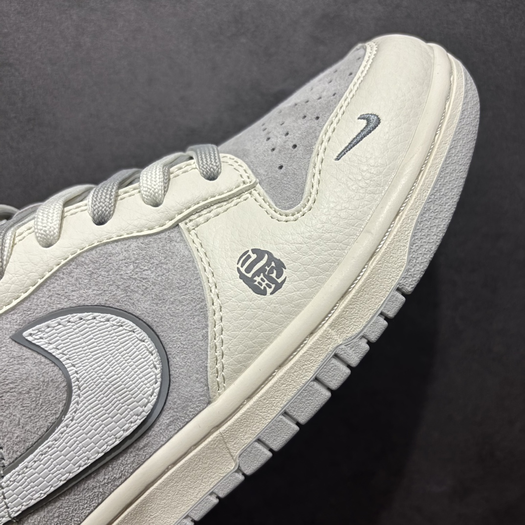 图片[5]-【定制版】Nk SB Dunk Low 北面蛇年系列 米灰灰勾 周年高端定制 低帮休闲板鞋 DM6868-007rn#定制鞋盒 大厂纯原品质出货 超高清洁度 皮料切割干净无任何毛边 细节完美 r 尺码：36 36.5 37.5 38 38.5 39 40 40.5 41 42 42.5 43 44 44.5 45 编码：HXS340360-莆田鞋批发中心