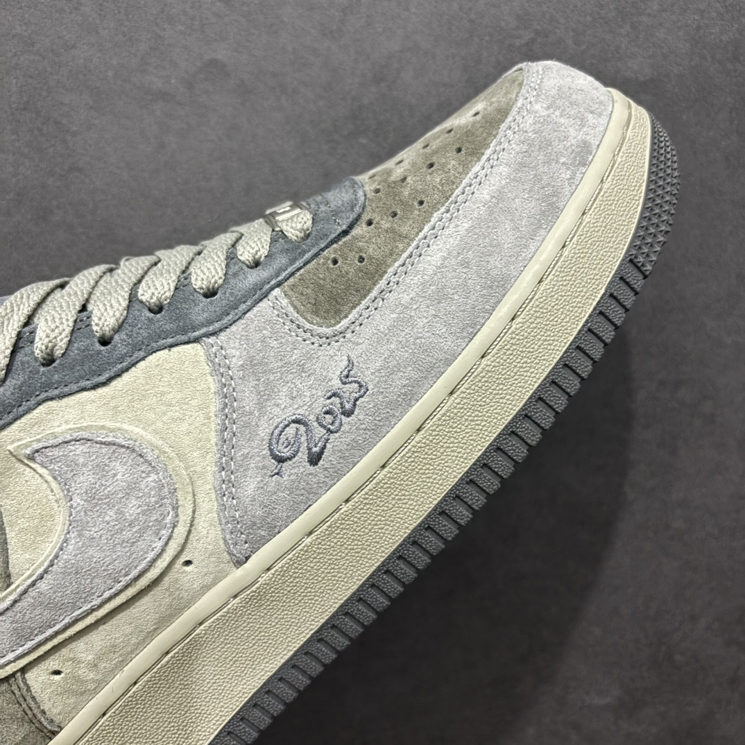 图片[5]-【公司级】Nk Air Force 1\’07 Low \”Banded Krait\” 银环灵蛇 空军一号低帮休闲板鞋 YD2425-606rn#传说中，银环灵蛇浑身布满银白相间的环纹，鳞片闪烁着奇异的光芒，它的双眼犹如璀璨的星辰，深邃而神秘。它栖息在山林深处的一处隐秘洞穴之中，那里云雾缭绕，古木参天，常人难以企及r 尺码：36 36.5 37.5 38 38.5 39 40 40.5 41 42 42.5 43 44 44.5 45  编码：HXS320340-莆田鞋批发中心