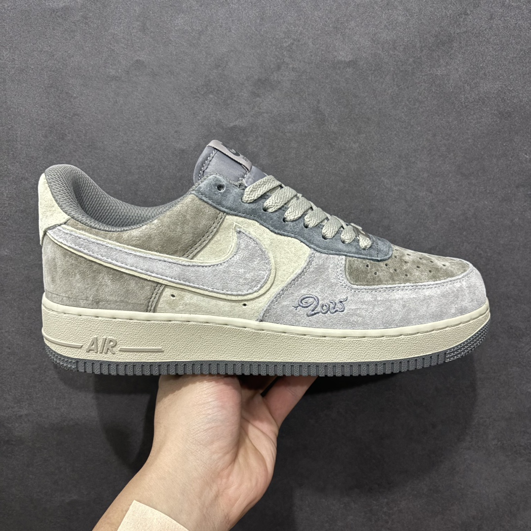 【公司级】Nk Air Force 1\’07 Low \”Banded Krait\” 银环灵蛇 空军一号低帮休闲板鞋 YD2425-606rn#传说中，银环灵蛇浑身布满银白相间的环纹，鳞片闪烁着奇异的光芒，它的双眼犹如璀璨的星辰，深邃而神秘。它栖息在山林深处的一处隐秘洞穴之中，那里云雾缭绕，古木参天，常人难以企及r 尺码：36 36.5 37.5 38 38.5 39 40 40.5 41 42 42.5 43 44 44.5 45  编码：HXS320340-莆田鞋批发中心