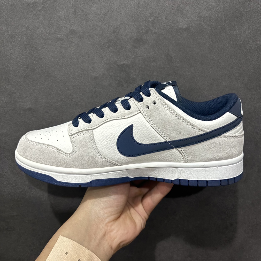 图片[2]-【定制版】Nk SB Dunk Low 斯图西系列-猪八蓝勾 周年高端定制 低帮休闲板鞋 KK1888-003rn#定制鞋盒 大厂纯原品质出货 超高清洁度 皮料切割干净无任何毛边 细节完美r 尺码：36 36.5 37.5 38 38.5 39 40 40.5 41 42 42.5 43 44 44.5 45  编码：HXS260280-莆田鞋批发中心