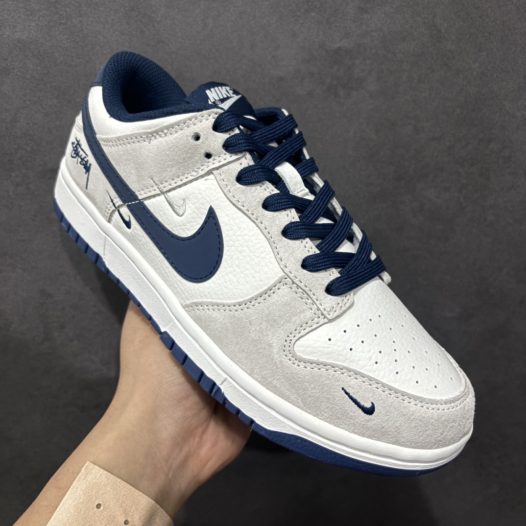 图片[3]-【定制版】Nk SB Dunk Low 斯图西系列-猪八蓝勾 周年高端定制 低帮休闲板鞋 KK1888-003rn#定制鞋盒 大厂纯原品质出货 超高清洁度 皮料切割干净无任何毛边 细节完美r 尺码：36 36.5 37.5 38 38.5 39 40 40.5 41 42 42.5 43 44 44.5 45  编码：HXS260280-莆田鞋批发中心