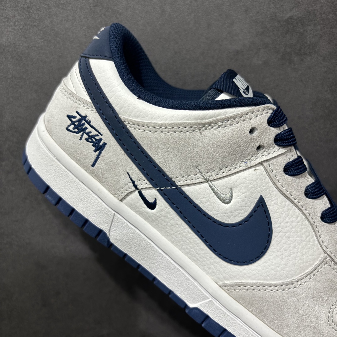 图片[6]-【定制版】Nk SB Dunk Low 斯图西系列-猪八蓝勾 周年高端定制 低帮休闲板鞋 KK1888-003rn#定制鞋盒 大厂纯原品质出货 超高清洁度 皮料切割干净无任何毛边 细节完美r 尺码：36 36.5 37.5 38 38.5 39 40 40.5 41 42 42.5 43 44 44.5 45  编码：HXS260280-莆田鞋批发中心