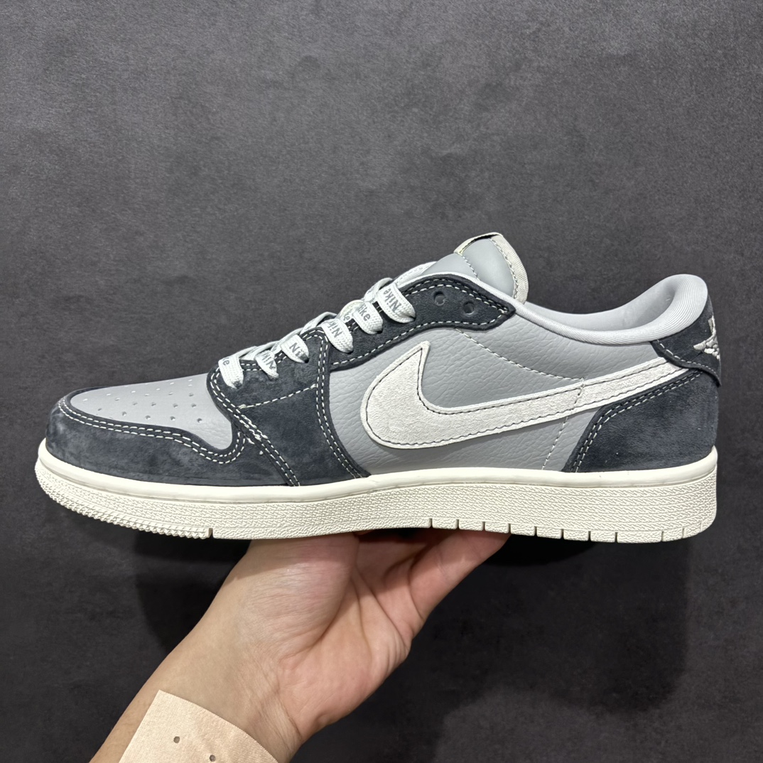 图片[2]-【定制版】Travis Scott x Fragment Design x Air Jordan 1 Low OG SP AJ1 乔1 TS联名 交通灰 低帮文化休闲板鞋 CF3688-055rn#多方联名合作融合了Travis Scott 独特的音乐风格，藤原浩个性的设计风格以及Jordan品牌的经典元素 使其成为一双具有独特身份和价值的鞋子 清新而立体的外观加上联名标识更突出了其独特身份 这种配色方案显示出活力和时尚感 在视觉上引人注目  鞋身的质感和细腻的细节处理使其显得高端而格调十足  这款“倒钩”联名是设计与创意完美结合  融合多方的个性风格是一款备受瞩目的潮流鞋款r 尺码：36 36.5 37.5 38 38.5 39 40 40.5 41 42 42.5 43 44 44.5 45  编码：HXS320340-莆田鞋批发中心