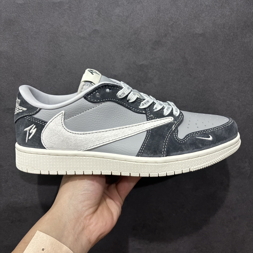 【定制版】Travis Scott x Fragment Design x Air Jordan 1 Low OG SP AJ1 乔1 TS联名 交通灰 低帮文化休闲板鞋 CF3688-055rn#多方联名合作融合了Travis Scott 独特的音乐风格，藤原浩个性的设计风格以及Jordan品牌的经典元素 使其成为一双具有独特身份和价值的鞋子 清新而立体的外观加上联名标识更突出了其独特身份 这种配色方案显示出活力和时尚感 在视觉上引人注目  鞋身的质感和细腻的细节处理使其显得高端而格调十足  这款“倒钩”联名是设计与创意完美结合  融合多方的个性风格是一款备受瞩目的潮流鞋款r 尺码：36 36.5 37.5 38 38.5 39 40 40.5 41 42 42.5 43 44 44.5 45  编码：HXS320340-莆田鞋批发中心