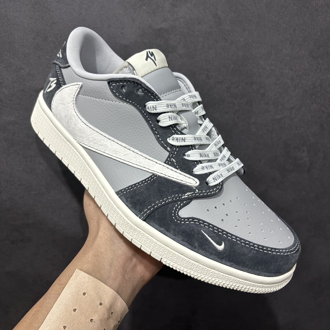 图片[3]-【定制版】Travis Scott x Fragment Design x Air Jordan 1 Low OG SP AJ1 乔1 TS联名 交通灰 低帮文化休闲板鞋 CF3688-055rn#多方联名合作融合了Travis Scott 独特的音乐风格，藤原浩个性的设计风格以及Jordan品牌的经典元素 使其成为一双具有独特身份和价值的鞋子 清新而立体的外观加上联名标识更突出了其独特身份 这种配色方案显示出活力和时尚感 在视觉上引人注目  鞋身的质感和细腻的细节处理使其显得高端而格调十足  这款“倒钩”联名是设计与创意完美结合  融合多方的个性风格是一款备受瞩目的潮流鞋款r 尺码：36 36.5 37.5 38 38.5 39 40 40.5 41 42 42.5 43 44 44.5 45  编码：HXS320340-莆田鞋批发中心