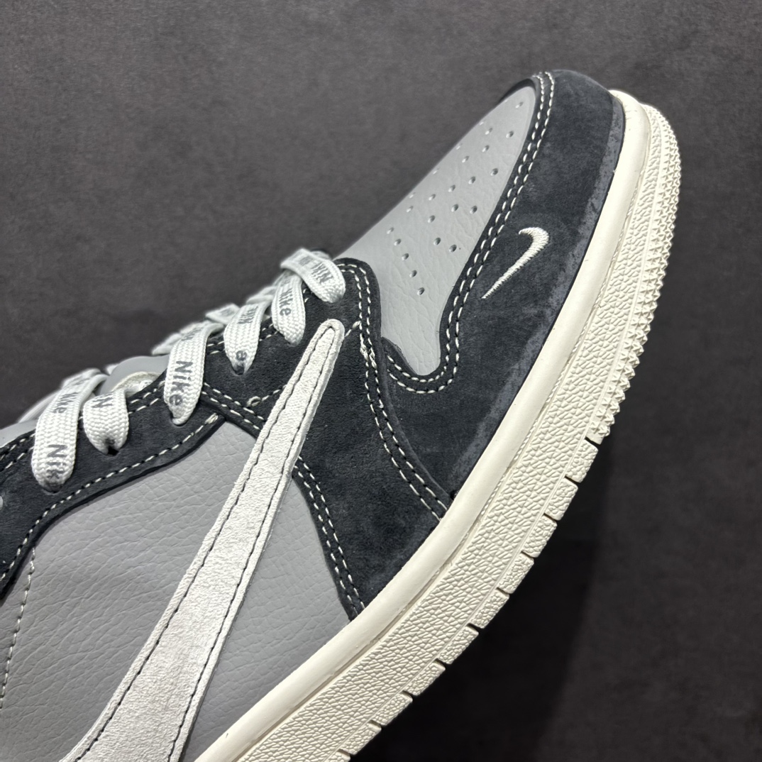 图片[5]-【定制版】Travis Scott x Fragment Design x Air Jordan 1 Low OG SP AJ1 乔1 TS联名 交通灰 低帮文化休闲板鞋 CF3688-055rn#多方联名合作融合了Travis Scott 独特的音乐风格，藤原浩个性的设计风格以及Jordan品牌的经典元素 使其成为一双具有独特身份和价值的鞋子 清新而立体的外观加上联名标识更突出了其独特身份 这种配色方案显示出活力和时尚感 在视觉上引人注目  鞋身的质感和细腻的细节处理使其显得高端而格调十足  这款“倒钩”联名是设计与创意完美结合  融合多方的个性风格是一款备受瞩目的潮流鞋款r 尺码：36 36.5 37.5 38 38.5 39 40 40.5 41 42 42.5 43 44 44.5 45  编码：HXS320340-莆田鞋批发中心