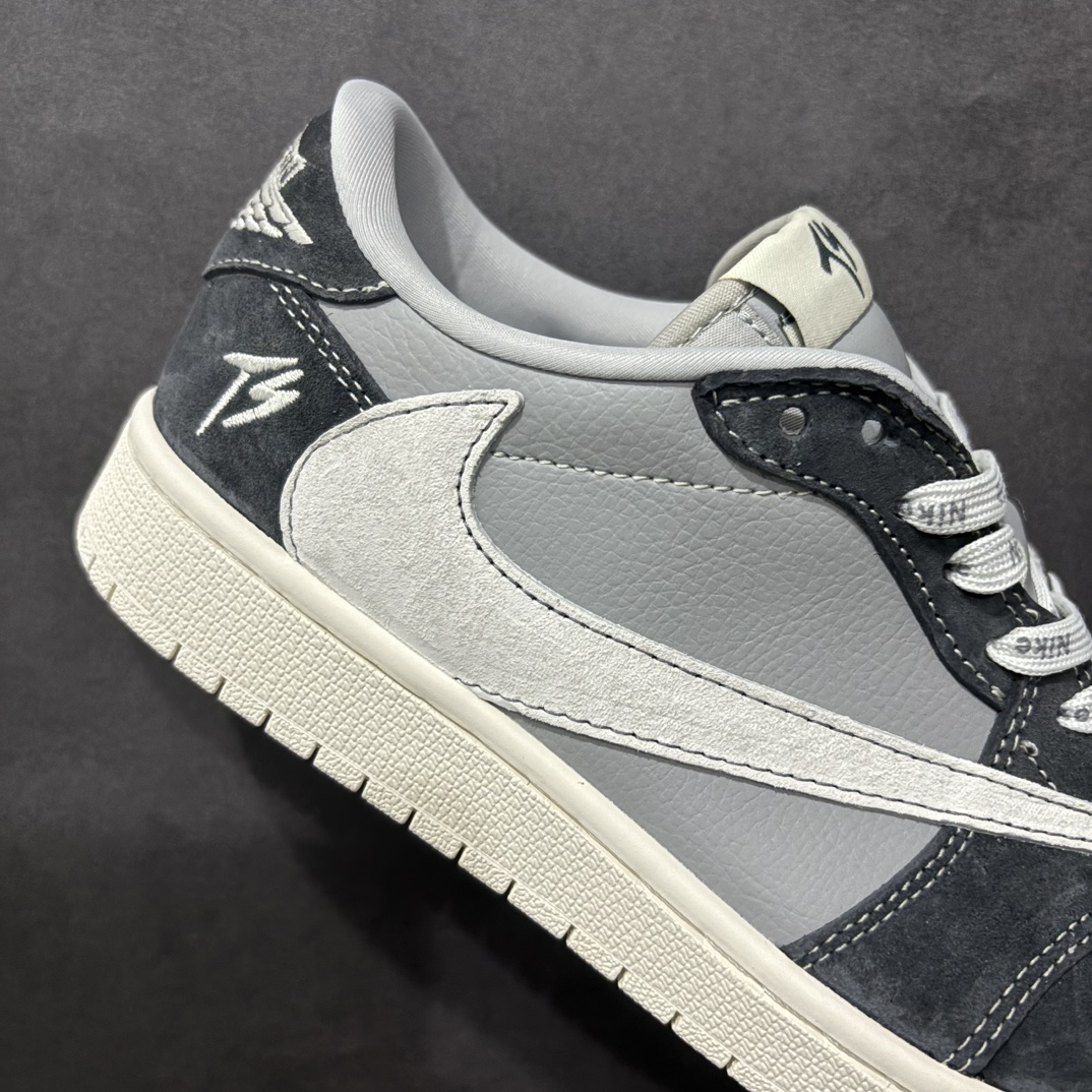 图片[6]-【定制版】Travis Scott x Fragment Design x Air Jordan 1 Low OG SP AJ1 乔1 TS联名 交通灰 低帮文化休闲板鞋 CF3688-055rn#多方联名合作融合了Travis Scott 独特的音乐风格，藤原浩个性的设计风格以及Jordan品牌的经典元素 使其成为一双具有独特身份和价值的鞋子 清新而立体的外观加上联名标识更突出了其独特身份 这种配色方案显示出活力和时尚感 在视觉上引人注目  鞋身的质感和细腻的细节处理使其显得高端而格调十足  这款“倒钩”联名是设计与创意完美结合  融合多方的个性风格是一款备受瞩目的潮流鞋款r 尺码：36 36.5 37.5 38 38.5 39 40 40.5 41 42 42.5 43 44 44.5 45  编码：HXS320340-莆田鞋批发中心