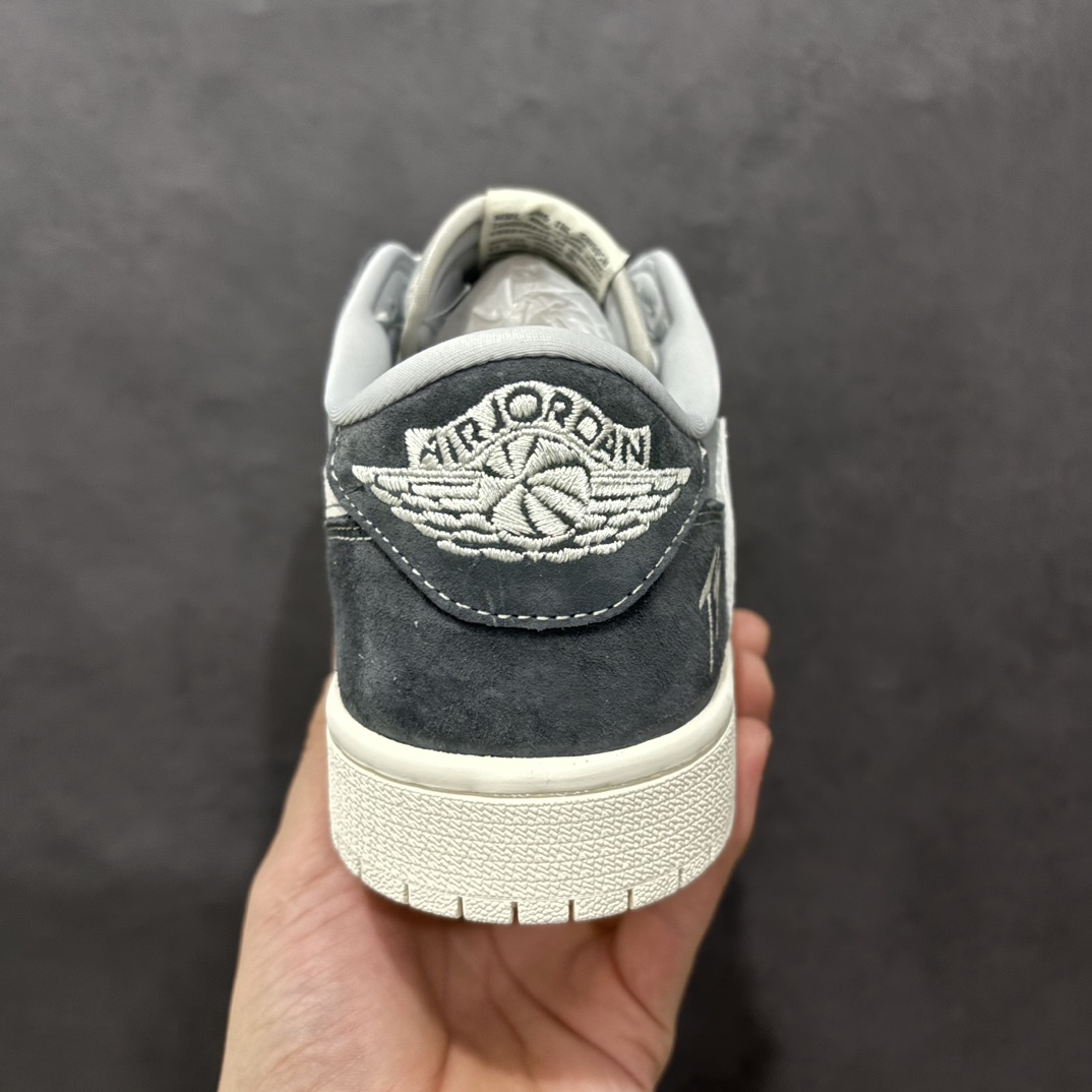 图片[4]-【定制版】Travis Scott x Fragment Design x Air Jordan 1 Low OG SP AJ1 乔1 TS联名 交通灰 低帮文化休闲板鞋 CF3688-055rn#多方联名合作融合了Travis Scott 独特的音乐风格，藤原浩个性的设计风格以及Jordan品牌的经典元素 使其成为一双具有独特身份和价值的鞋子 清新而立体的外观加上联名标识更突出了其独特身份 这种配色方案显示出活力和时尚感 在视觉上引人注目  鞋身的质感和细腻的细节处理使其显得高端而格调十足  这款“倒钩”联名是设计与创意完美结合  融合多方的个性风格是一款备受瞩目的潮流鞋款r 尺码：36 36.5 37.5 38 38.5 39 40 40.5 41 42 42.5 43 44 44.5 45  编码：HXS320340-莆田鞋批发中心