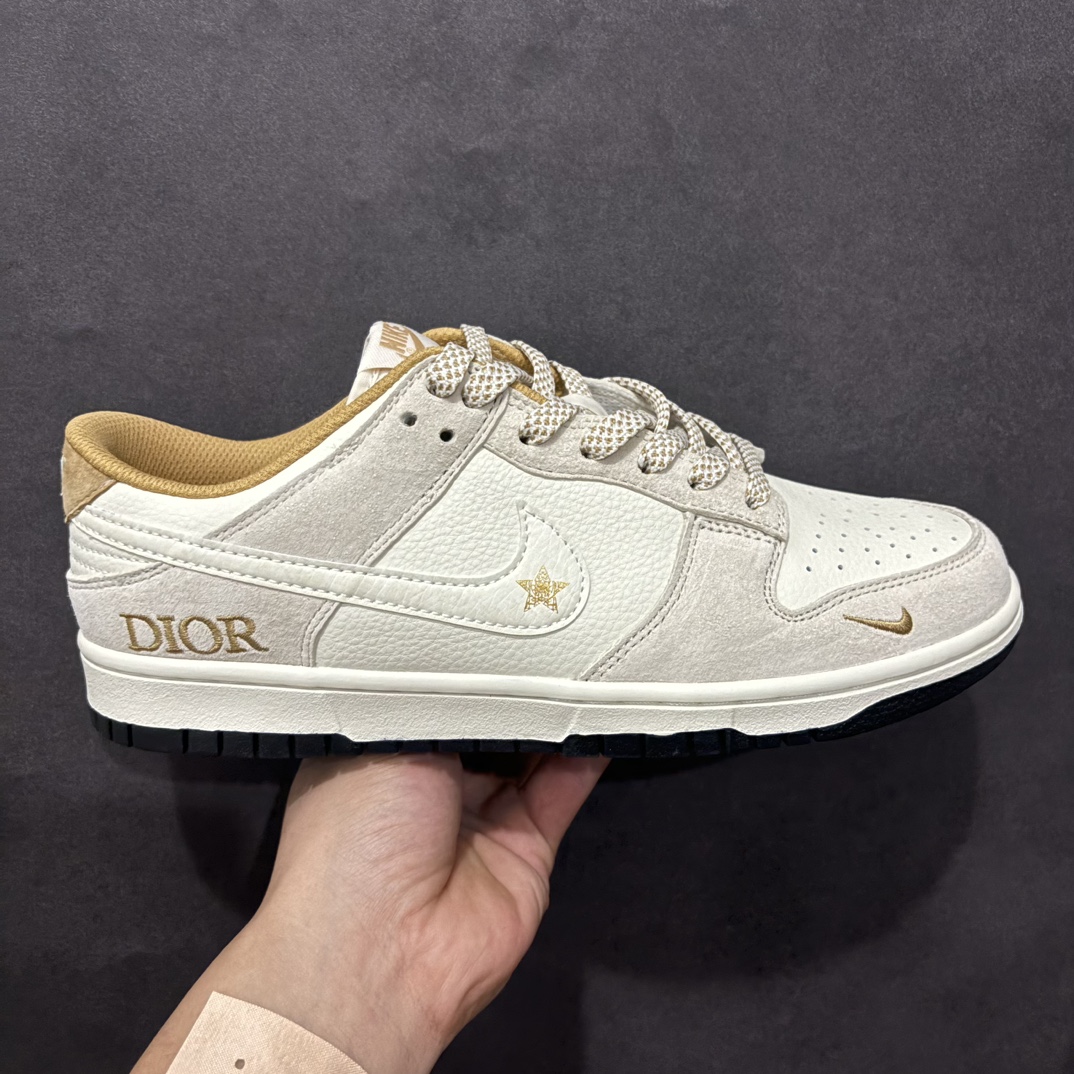 【定制版】Nike SB Dunk Low x DIOR 米金小钩满天星纯原大厂出品 极力推荐👏原装头层材料 独家版型蒸餾加工帶來的是更好的视觉和脚感体验大厂纯原品质出货 清洁度 电绣工艺 皮料切割干净无任何毛边 细节完美官方货号：DJ2024 066 尺码：36 36.5 37.5 38 38.5 39 40 40.5 41 42 42.5 43 44 44.5 45 编码：HXS340360-莆田鞋批发中心